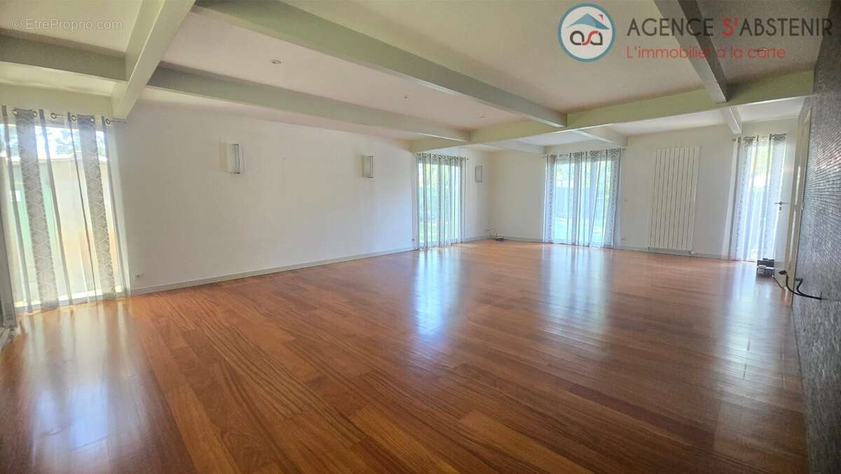 Maison à SAINT-JEAN-D'ILLAC