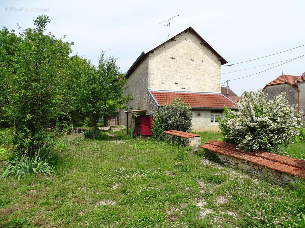 Maison à MONTIGNY-SUR-AUBE