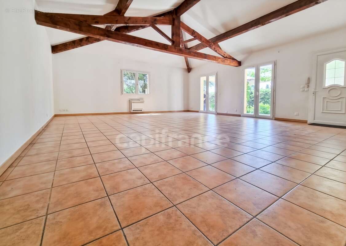 Villa de plain-pied de 156m² avec 6 pièces + une dépendance - Terrain arboré de 1400m² avec Piscine - (34160) - photo 10
