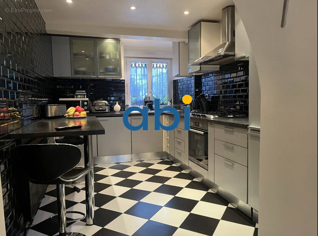 Appartement à PARIS-17E