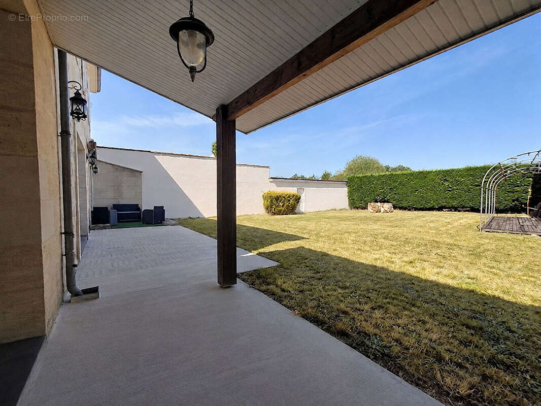 Maison de ville "bourgeoise" 245 m² Pugnac - photo 10