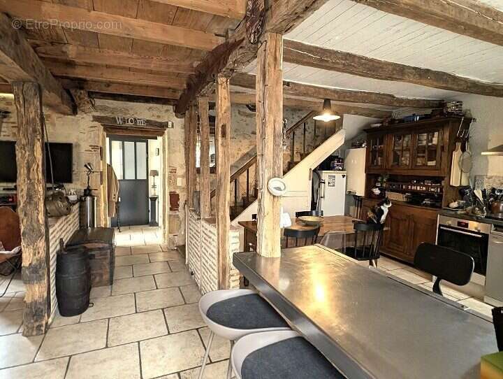 Maison 97 m² à Saint-Vite  - photo 3
