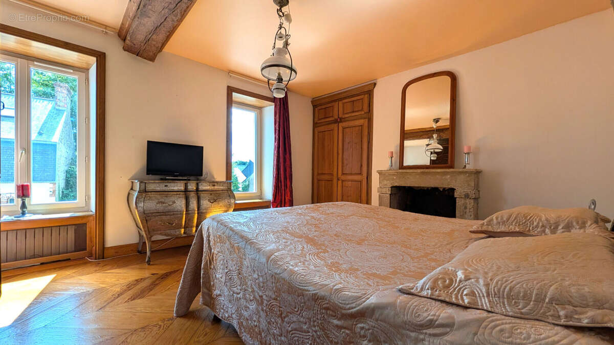 Maison de caractère du XVIIIème siècle avec jardin et dépendances ! - photo 10