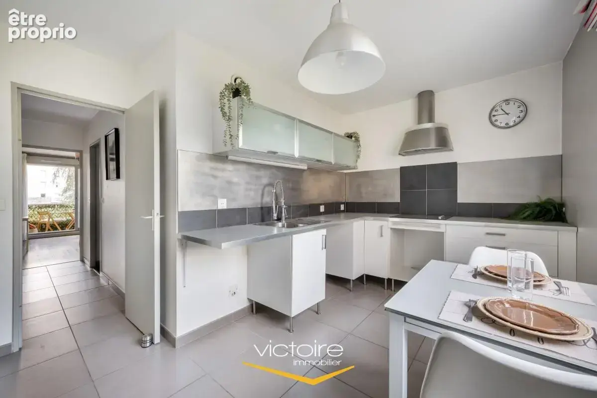 VILLEURBANNE / LIMITE MONTCHAT – Place Ronde – Spacieux T3 de 85 m2 traversant avec balcon - photo 4