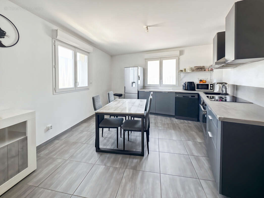 Appartement T3 récent, Ascenseur Climatisé avec balcon et Parking à Trévoux - Bord de Saône - photo 4