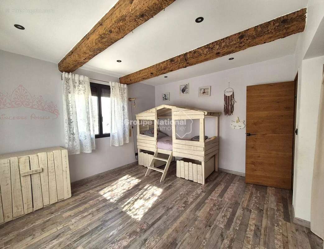 Maison à ENTRAIGUES-SUR-LA-SORGUE