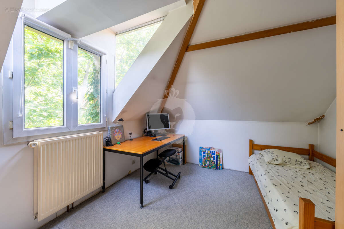 Maison familiale de 212 m2   5 chambres, dépendance, jardin arboré et gare de Melun à proximité - photo 16