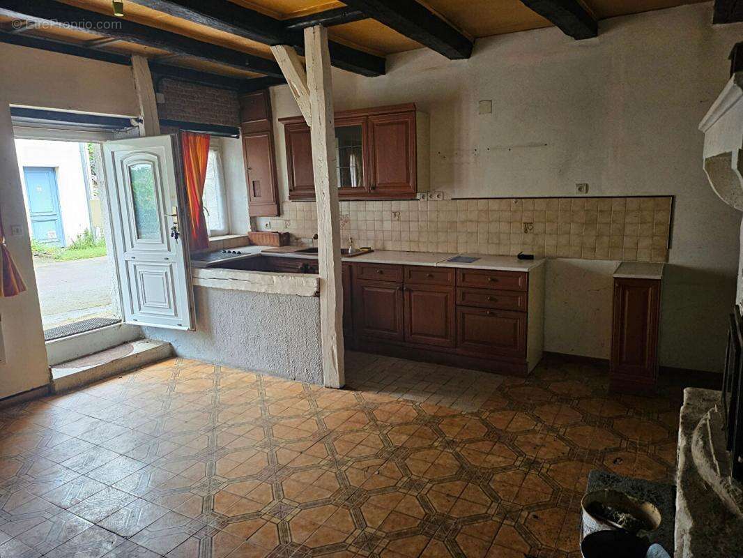 49 900 , Maison à RENOVER, proximité Mirebeau , Dampierre et Flée - photo 3