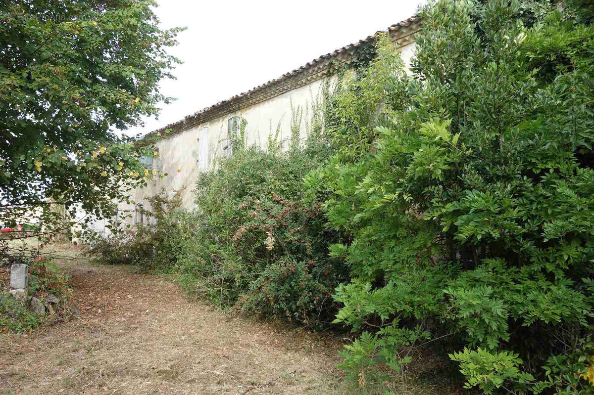Maison en pierre à rénover entiérement - photo 4