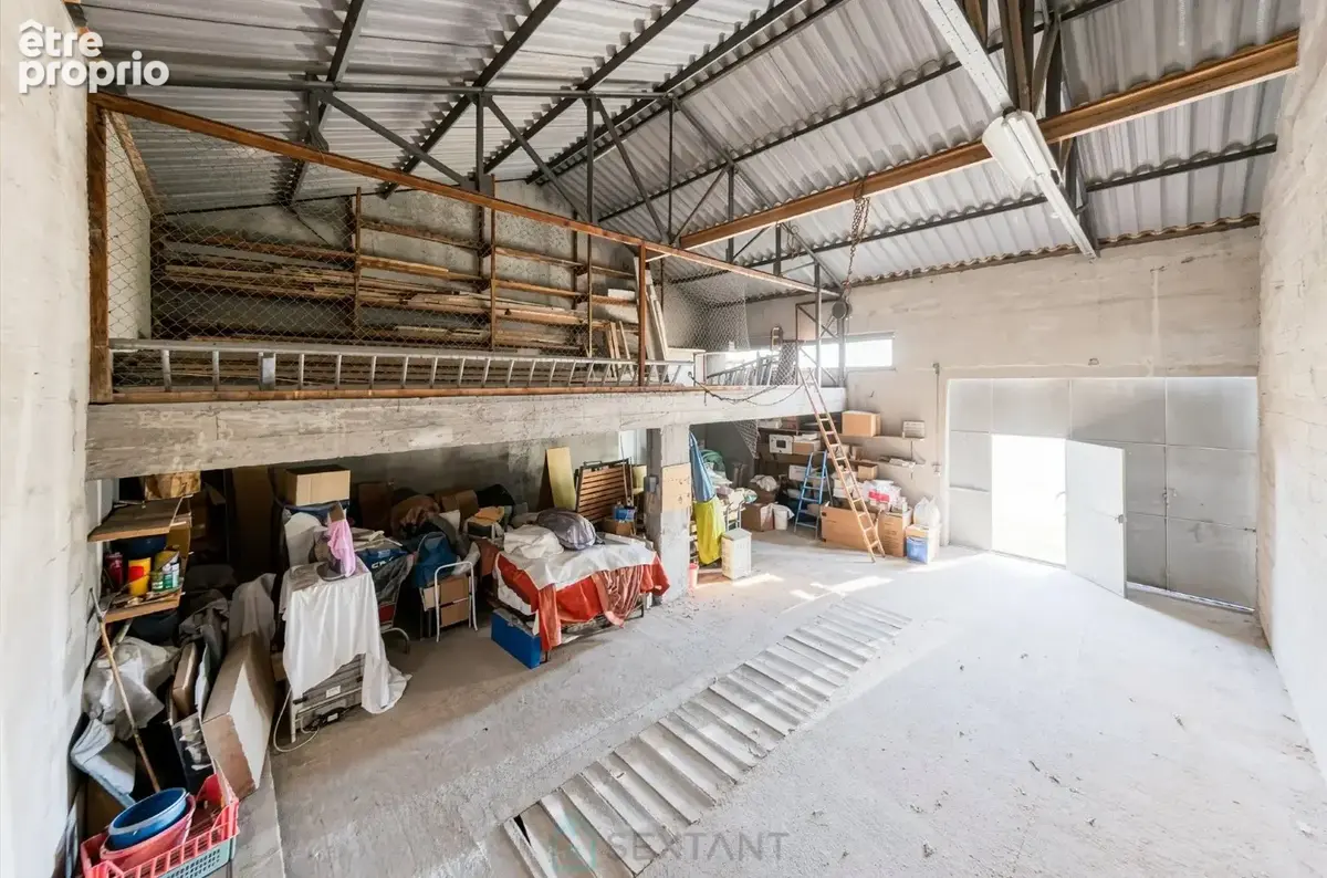 SAINT-CHAMAS  Hangar avec fort potentiel au cur du village plus de 100m² + 40m² - photo 4