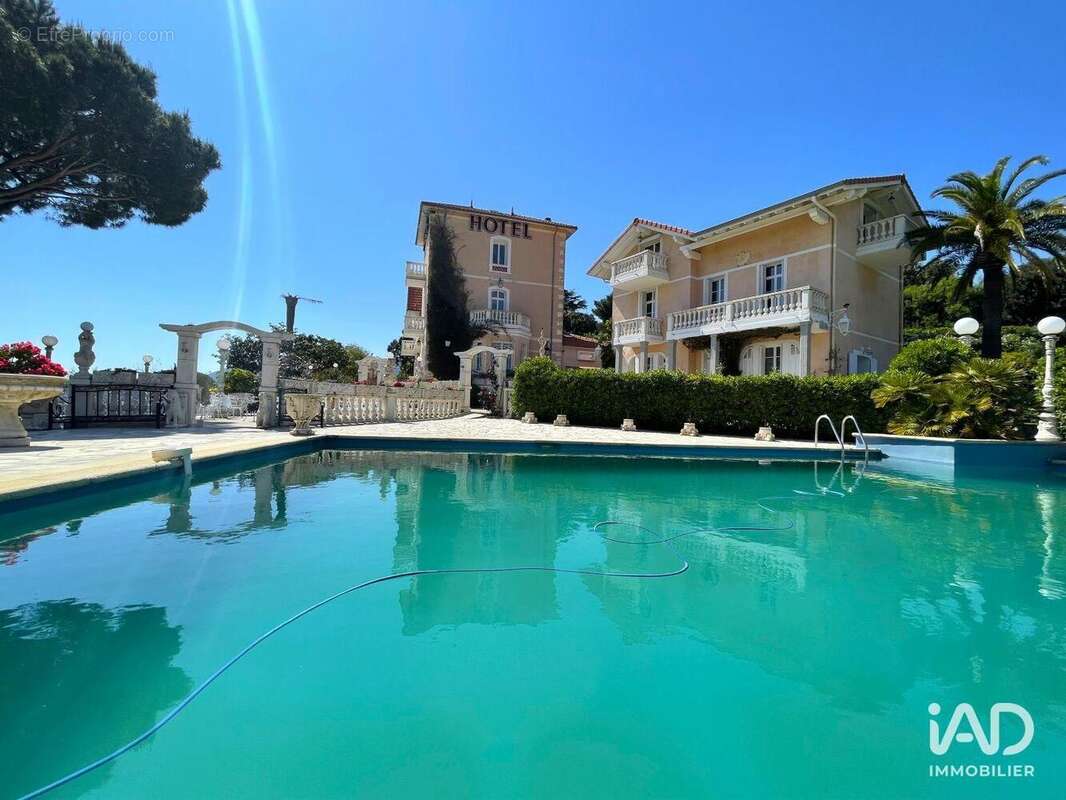 Photo 3 - Commerce à LA CROIX-VALMER