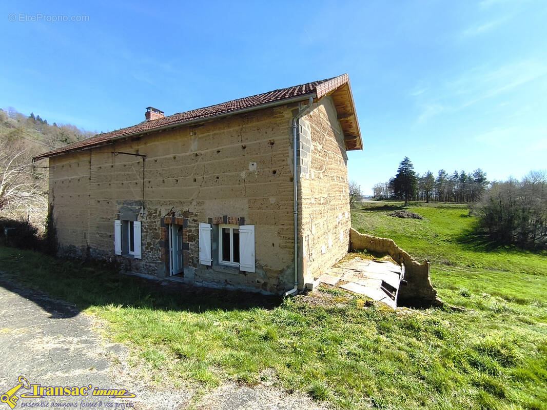 Maison à ESCOUTOUX