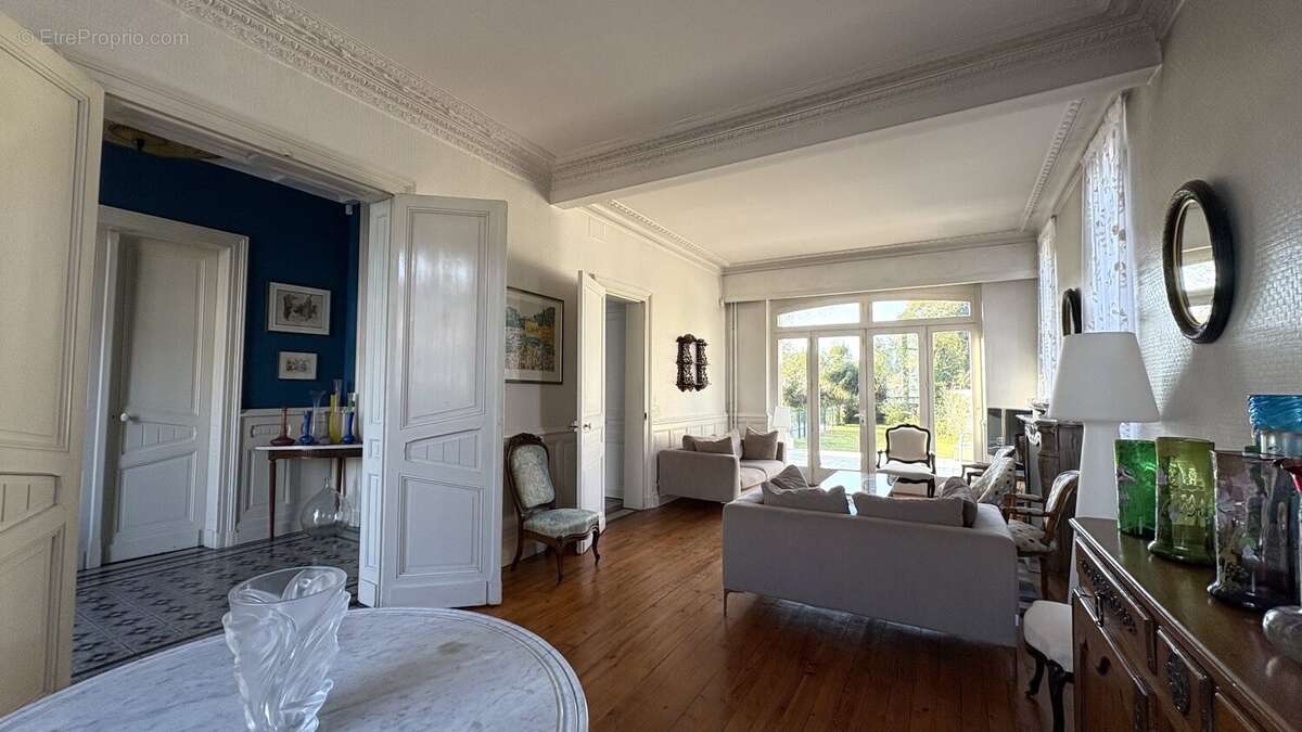 Maison de maitre de type t8 de 202 m2 avec piscine - photo 7