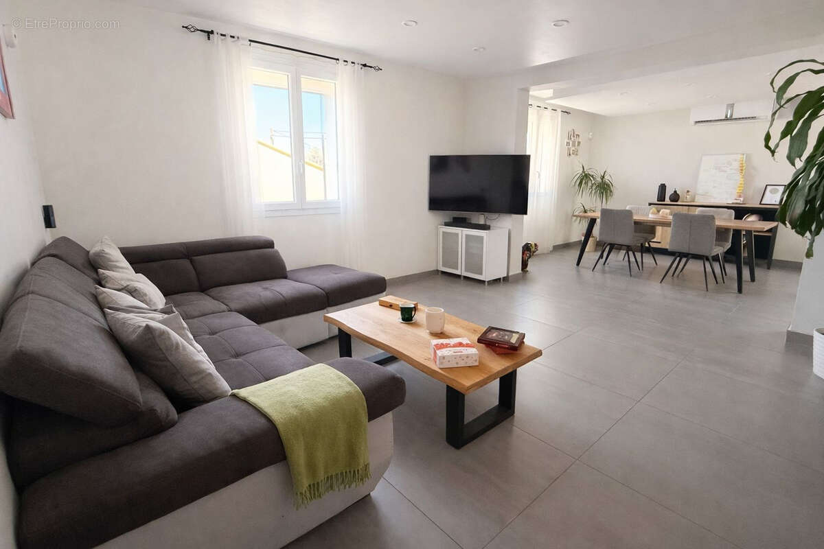 Maison à SAINT-MITRE-LES-REMPARTS