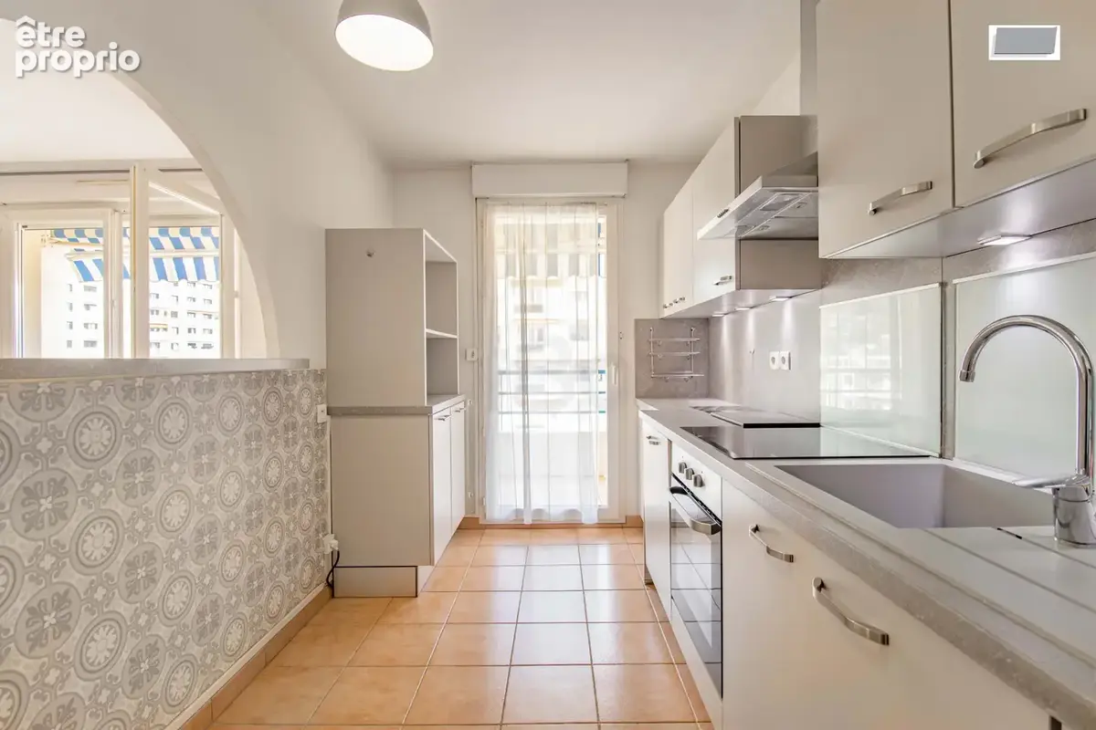 Toulon, Aguillon, 4 pièces climatisé, traversant, 85 M2, double terrasses, vue dégagée, possibilité garage. - photo 7