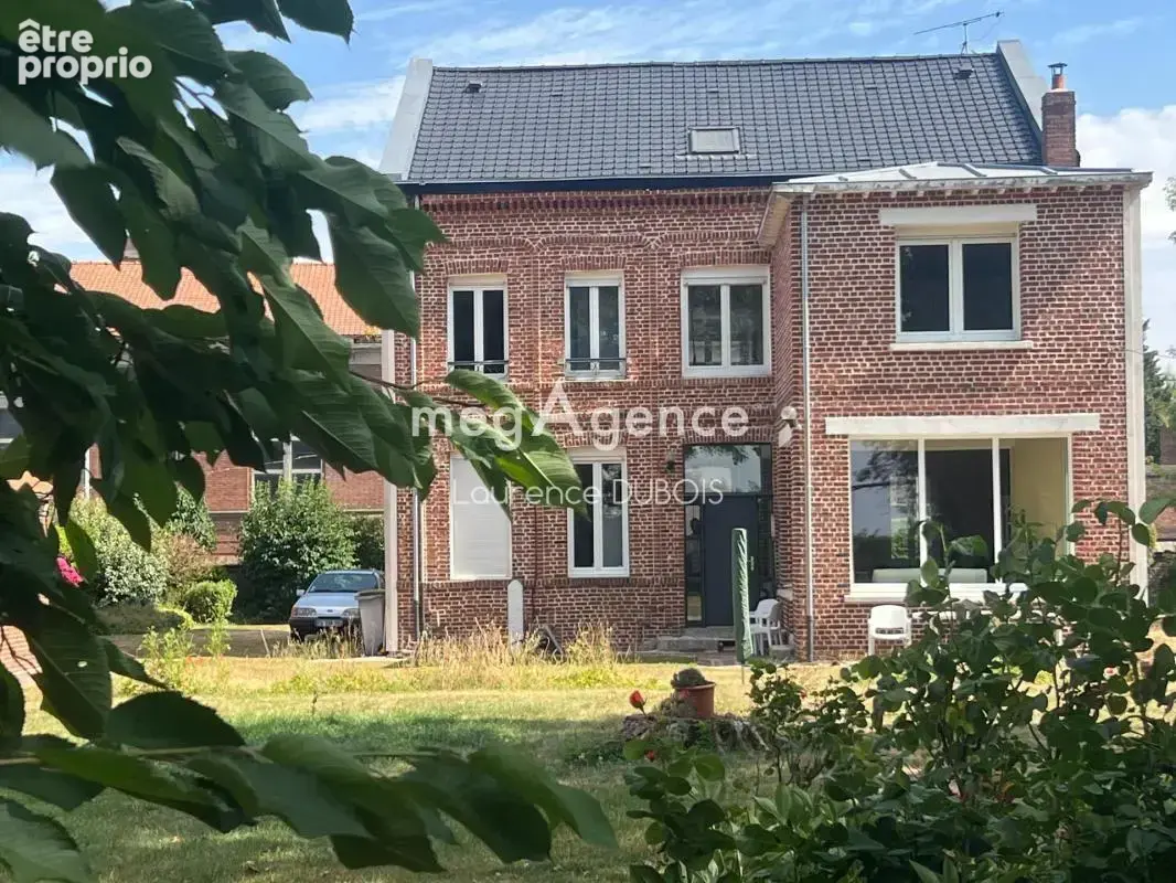 Vous serez charmés par cette superbe maison de caractère individuelle, entièrement rénovée par artisans, d'environ 227 m2 habita - photo 3