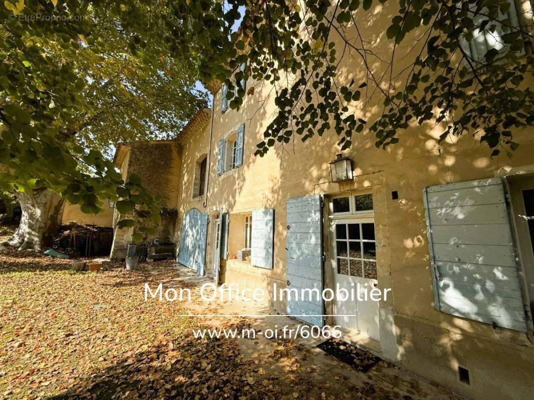 Référence : 6066-ANC - Bastide familiale avec dépendances et grand terrain à pied de La Tour d'Aigues - photo 8