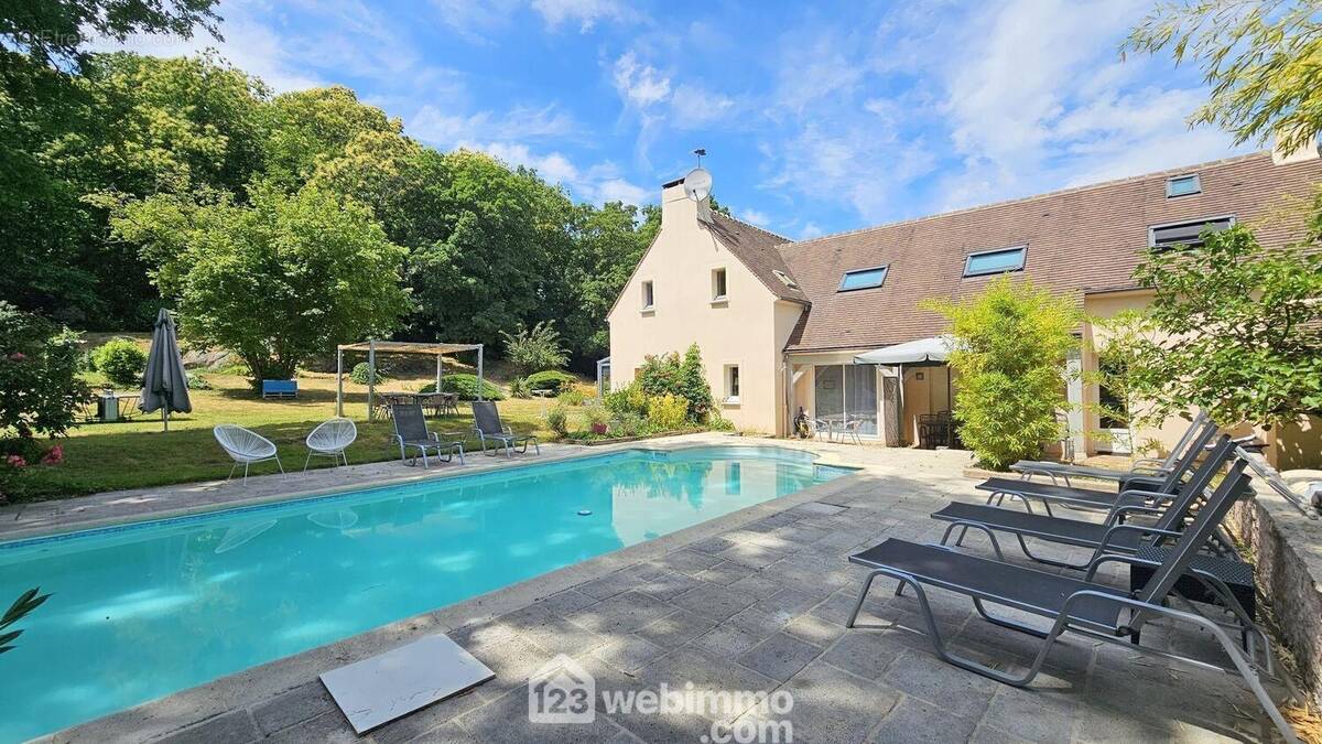 Une autre vue de la maison et sa piscine... - Maison à MILLY-LA-FORET