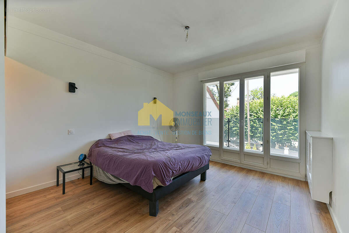 Maison à SAINTE-GENEVIEVE-DES-BOIS