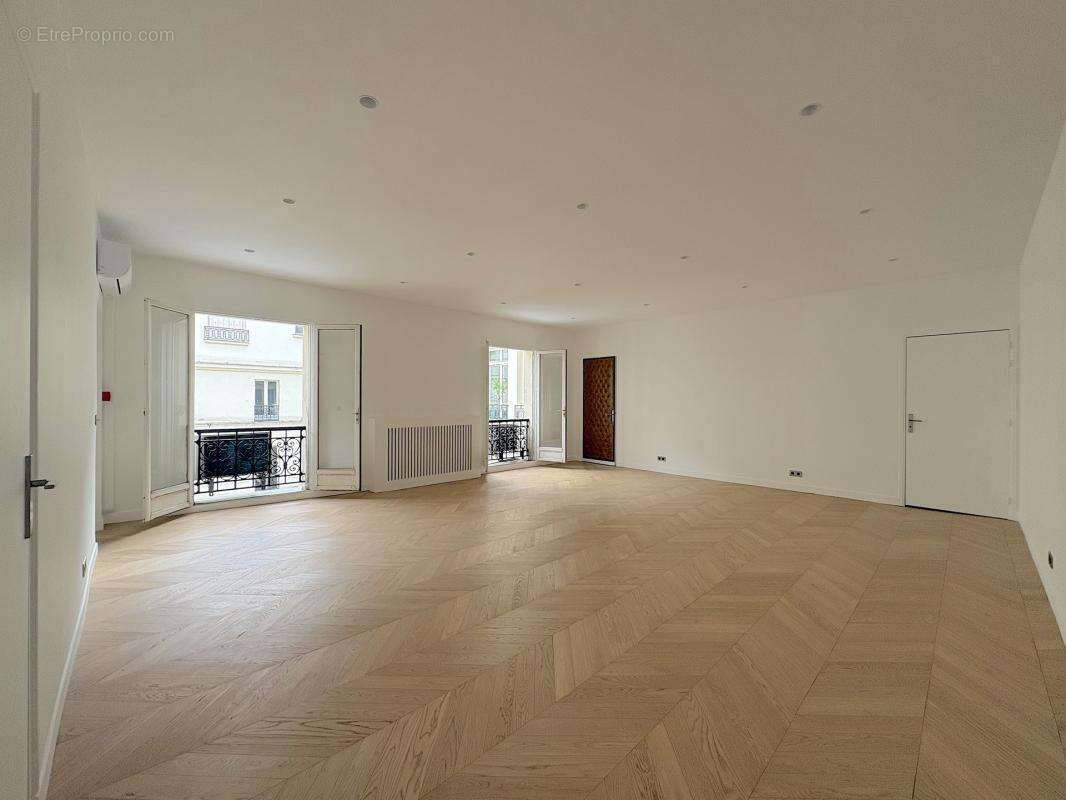 Appartement à PARIS-8E