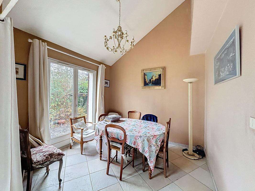 Maison à VOISINS-LE-BRETONNEUX