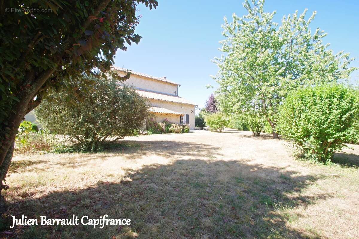Maison familiale en pierre de 150m² avec 3 chambres rénovée en 2006 sur un terrain arboré et clos de 1617 m² - photo 13