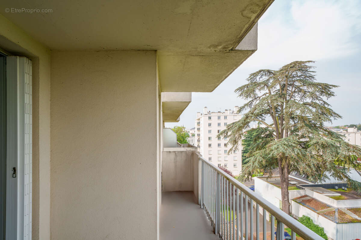 Appartement f1bis meuble proche tram et commerces avec locataire en place - photo 2