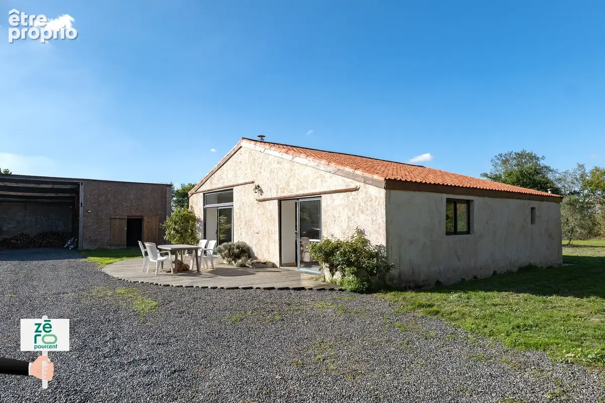 Le charme de l'ancien, le confort d'une rénovation récente et un cadre de vie privilégié à proximité du lac du - photo 2