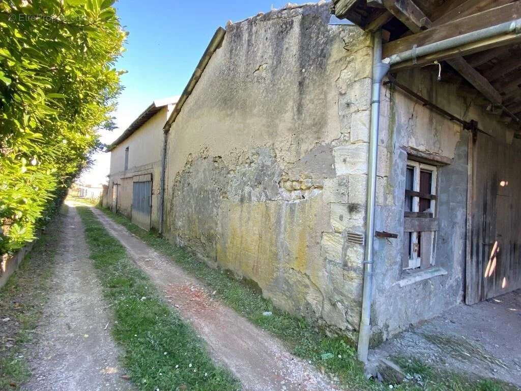 Maison à SAINT-CHRISTOLY-DE-BLAYE