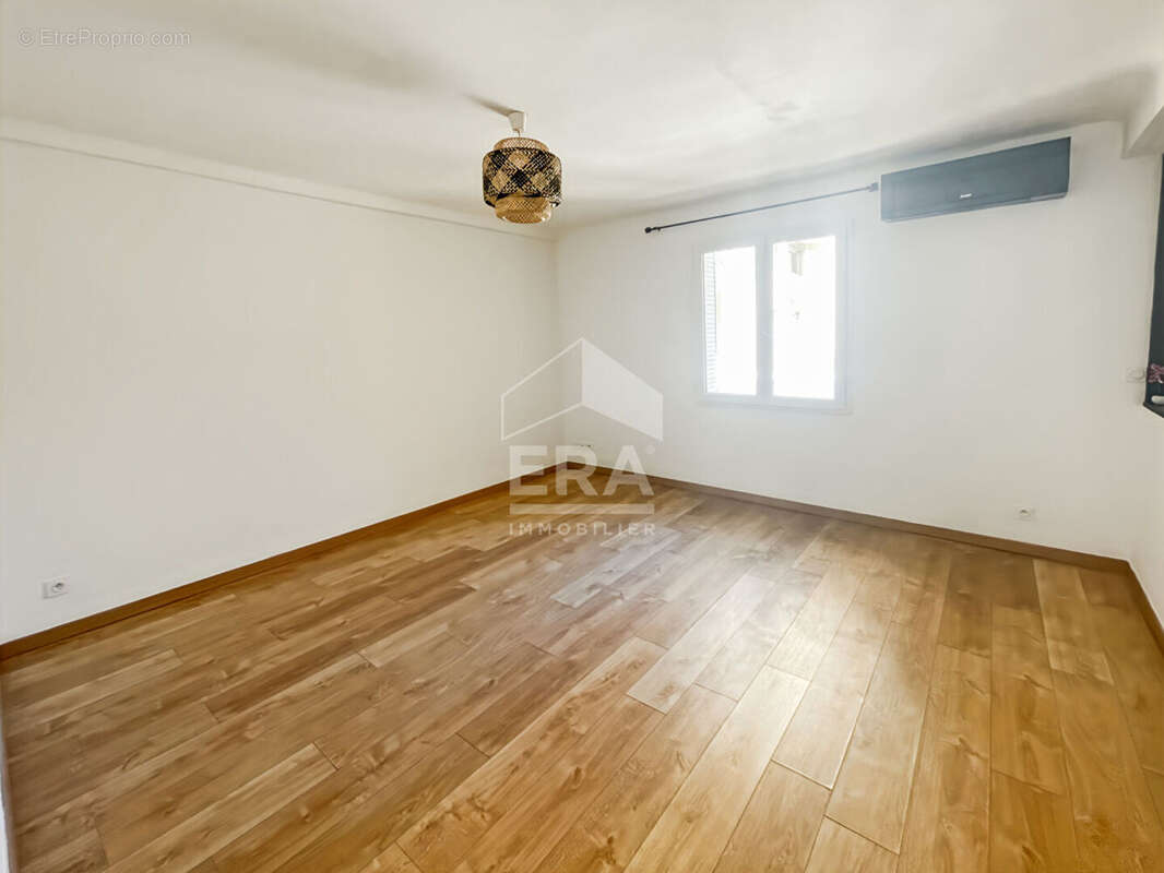 Appartement à MARSEILLE-4E