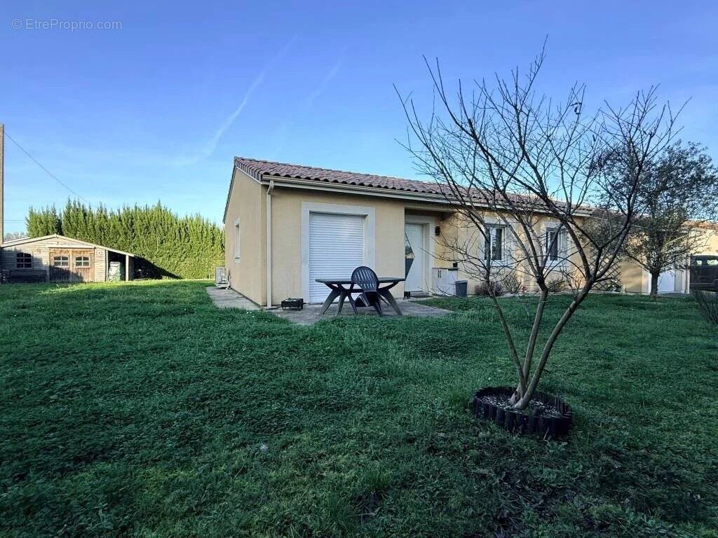 Maison à SAINT-YZAN-DE-SOUDIAC