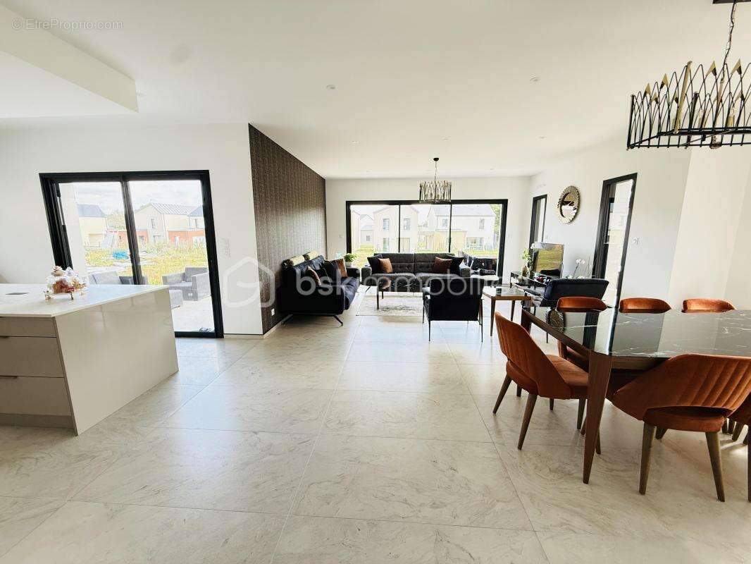 Maison à LA CHAPELLE-DES-FOUGERETZ