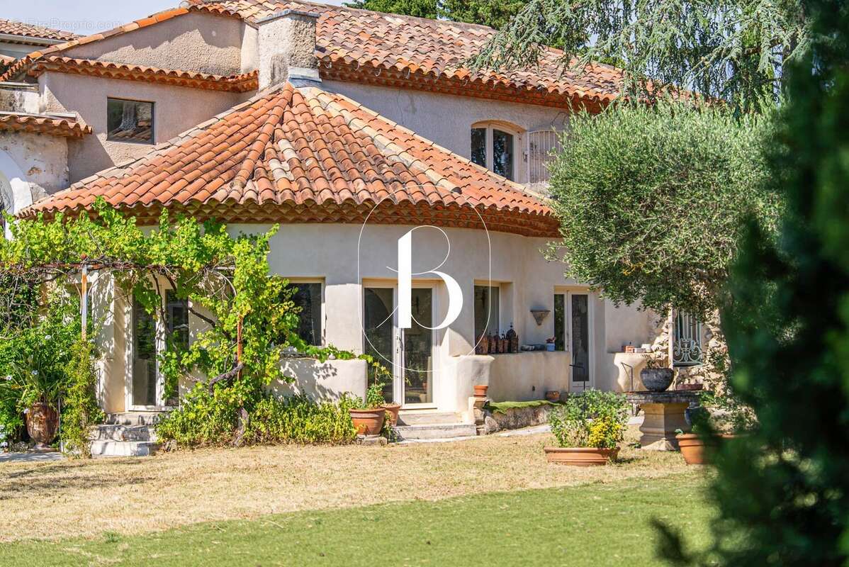 UZÈS  Propriété de caractère aux volumes spectaculaires, jardin paysager et piscine - photo 18