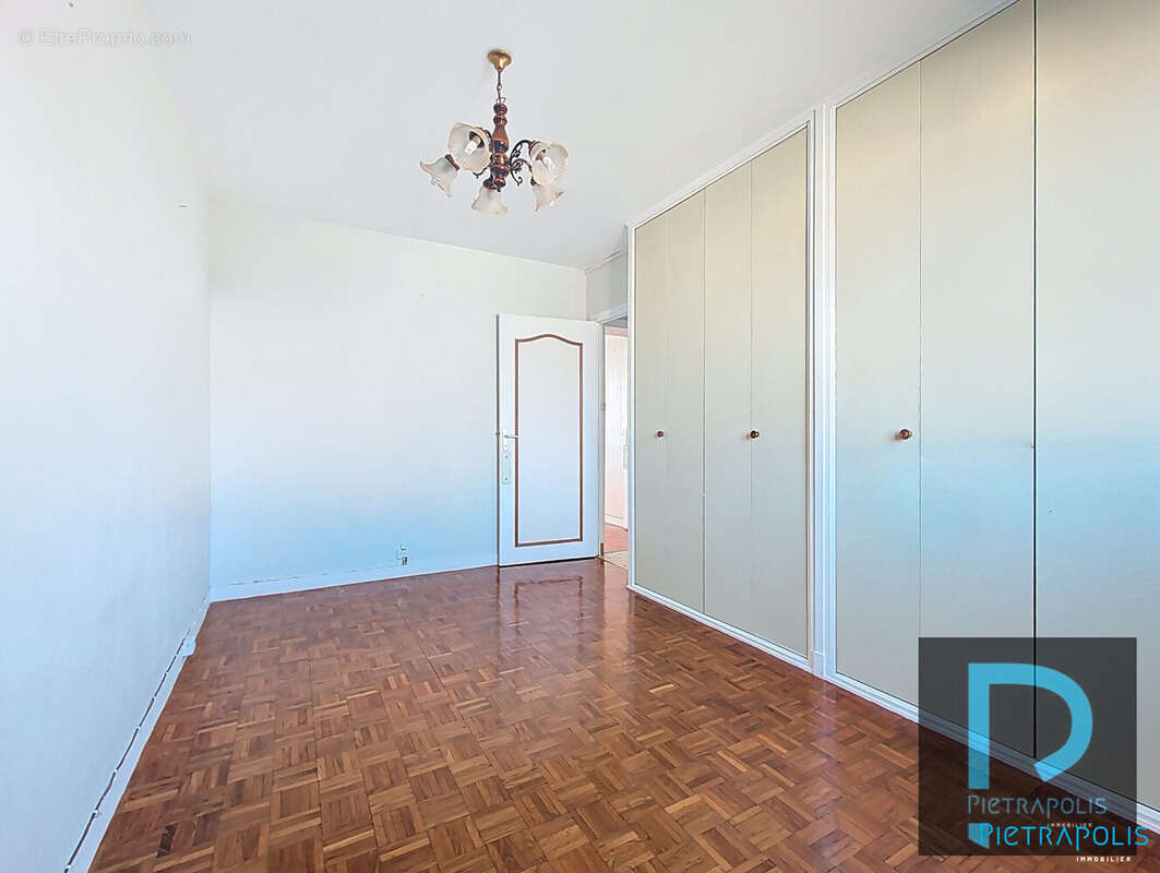 chambre avec placard - Appartement à MACON