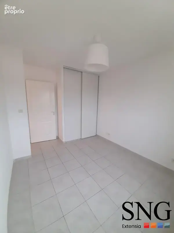 Chambre avec placard