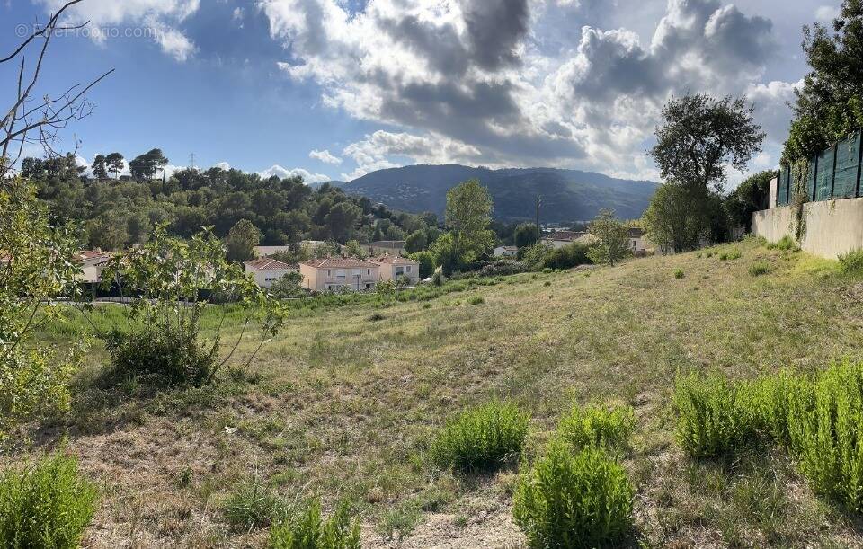 Terrain à LA ROQUETTE-SUR-SIAGNE