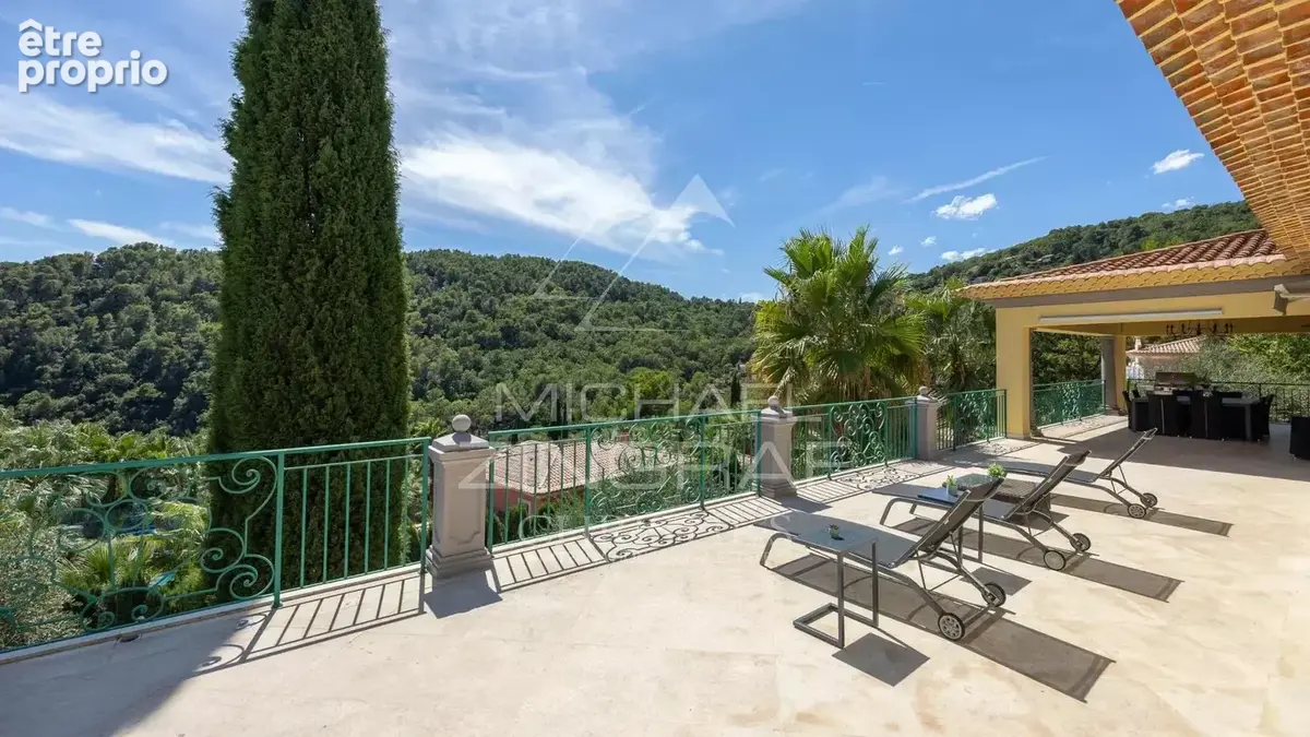 Grasse – Élégante villa rénovée avec piscine et vue dégagée - photo 12