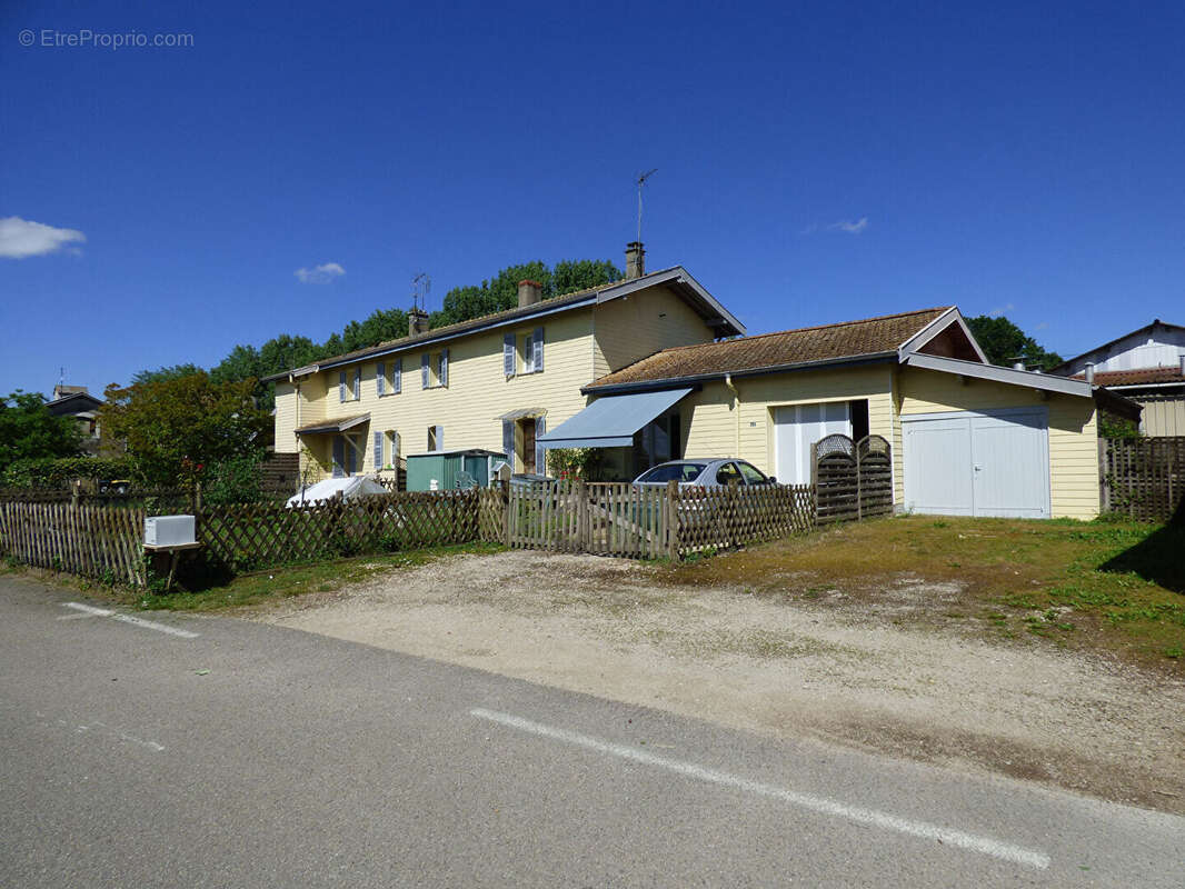 Immeuble Saint Trivier De Courtes 9 pièce(s) 200 m2 - photo 2