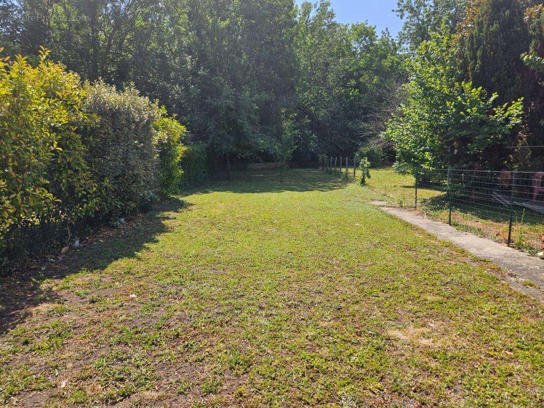 LE CENDRE – Maison familiale rénovée avec 5 chambres, garage de 98 m² et jardin intime - photo 16