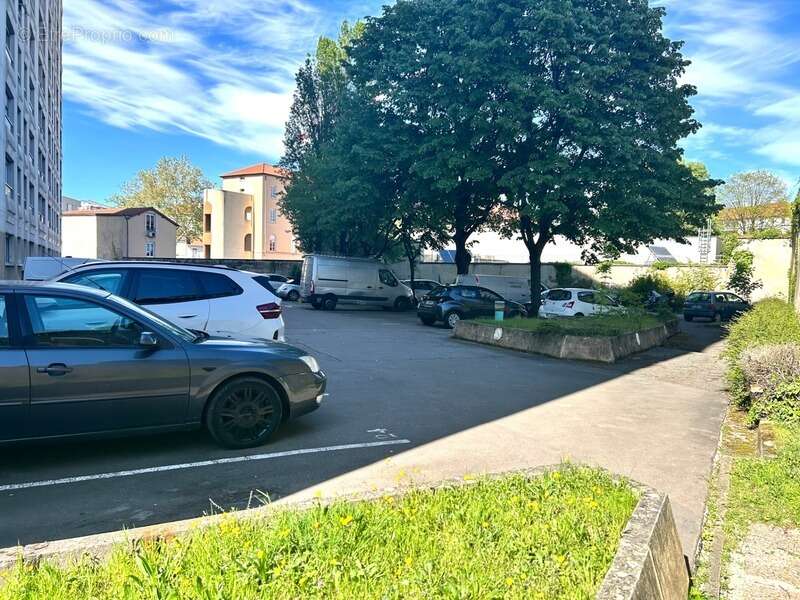 Lyon 7ᵉ – T3 avec parking privatif, cave et proximité immédiate du Parc Blandan - photo 4