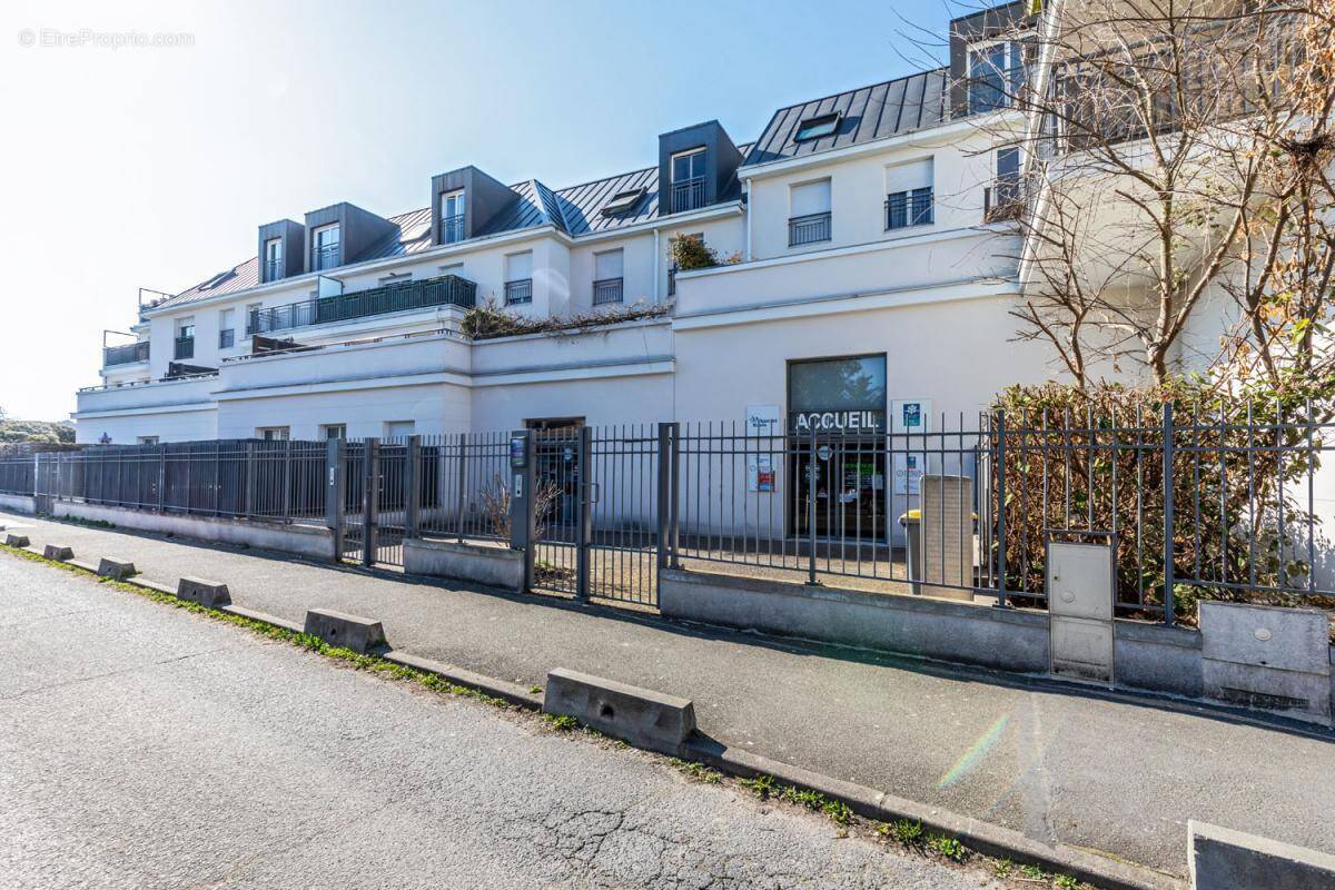 Commerce à SARTROUVILLE