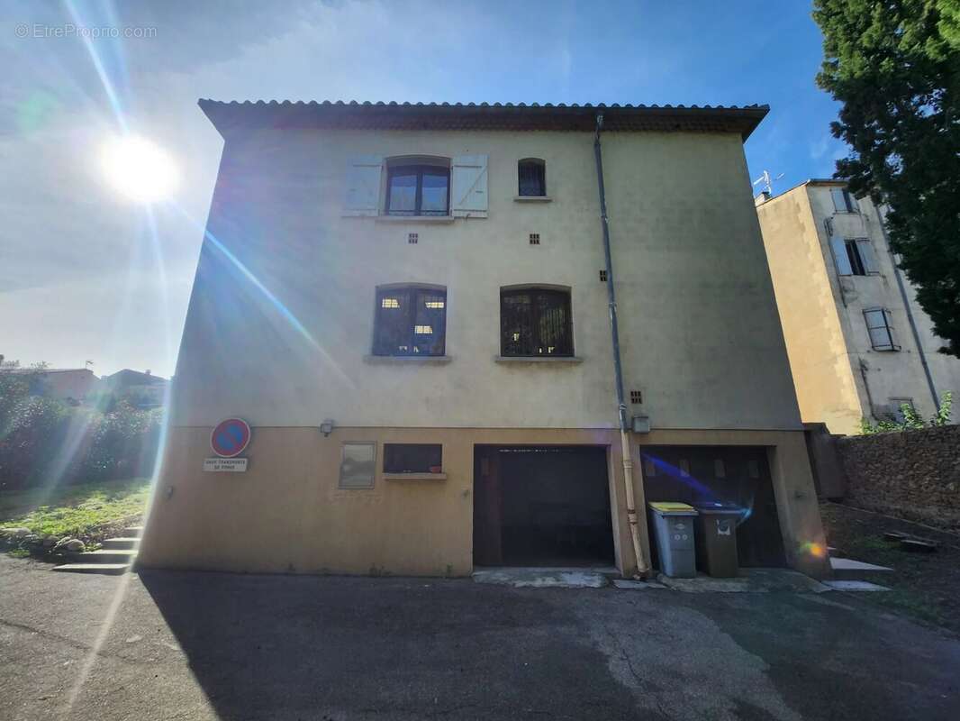 Commerce à SAINT-GENIS-DES-FONTAINES