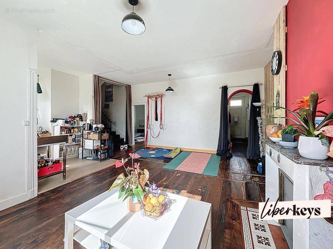 Maison à MONTMOREAU-SAINT-CYBARD