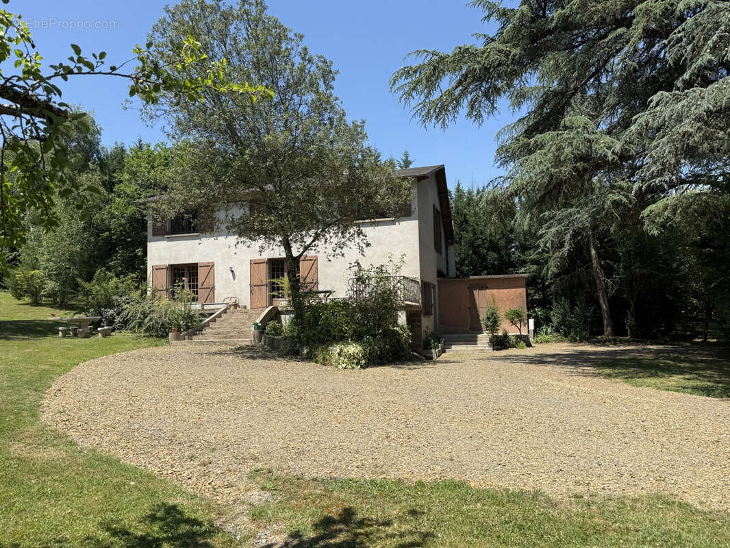 Maison à SAINT-CYR-LA-ROCHE