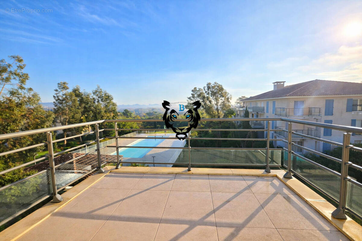 Appartement à ROQUEBRUNE-SUR-ARGENS