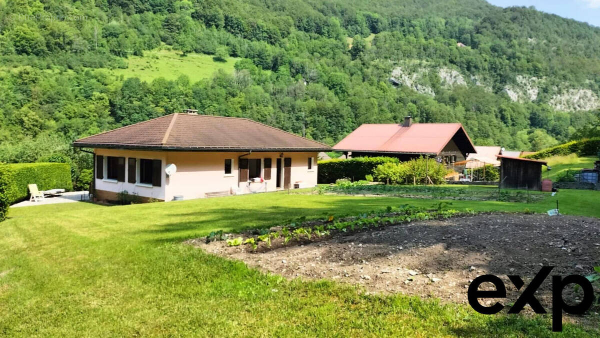 Maison à CHEZERY-FORENS