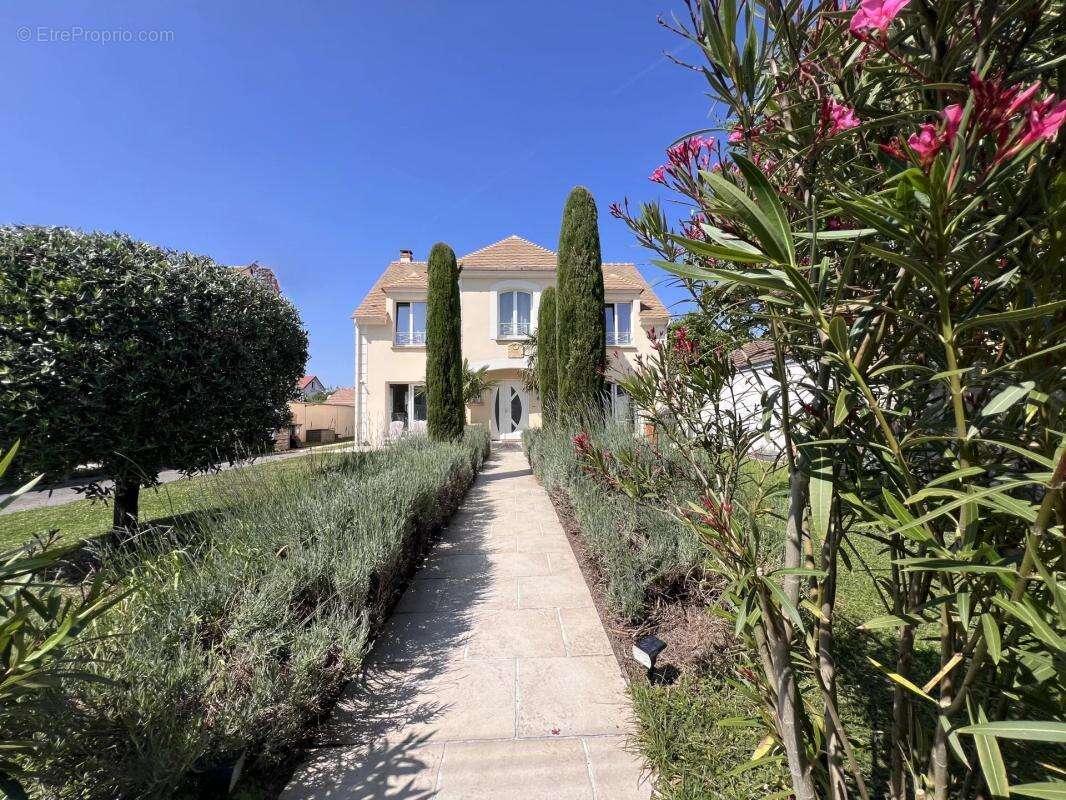 Maison à LES CLAYES-SOUS-BOIS