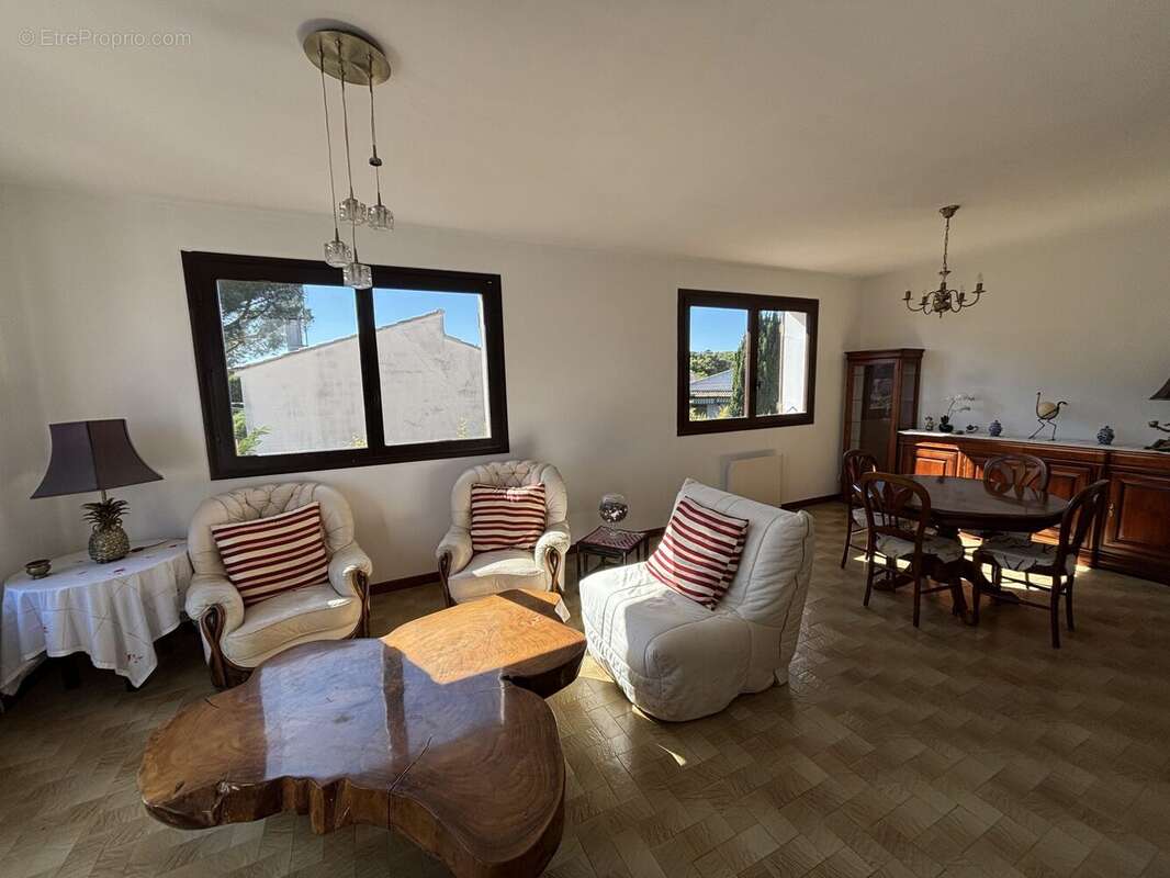 Salon/séjour appartement 1 ( étage) - Maison à SIX-FOURS-LES-PLAGES