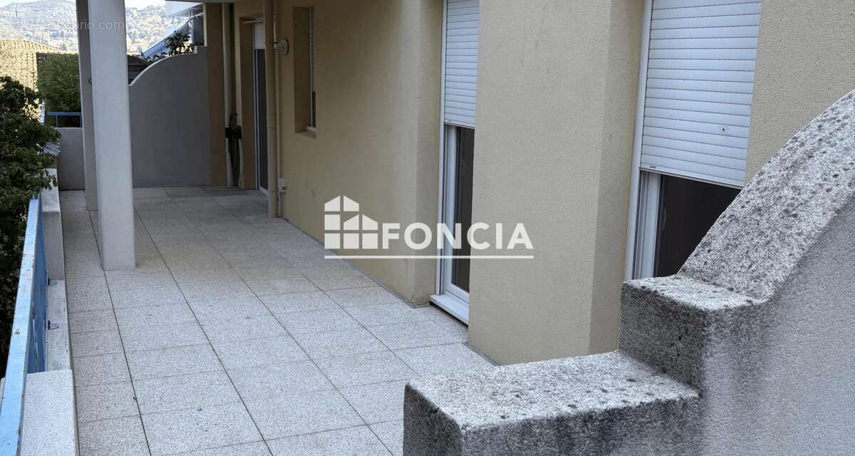 Appartement 2 chambres avec grande terrasse et parking privatif dans une résidence calme et sécurisée - photo 2