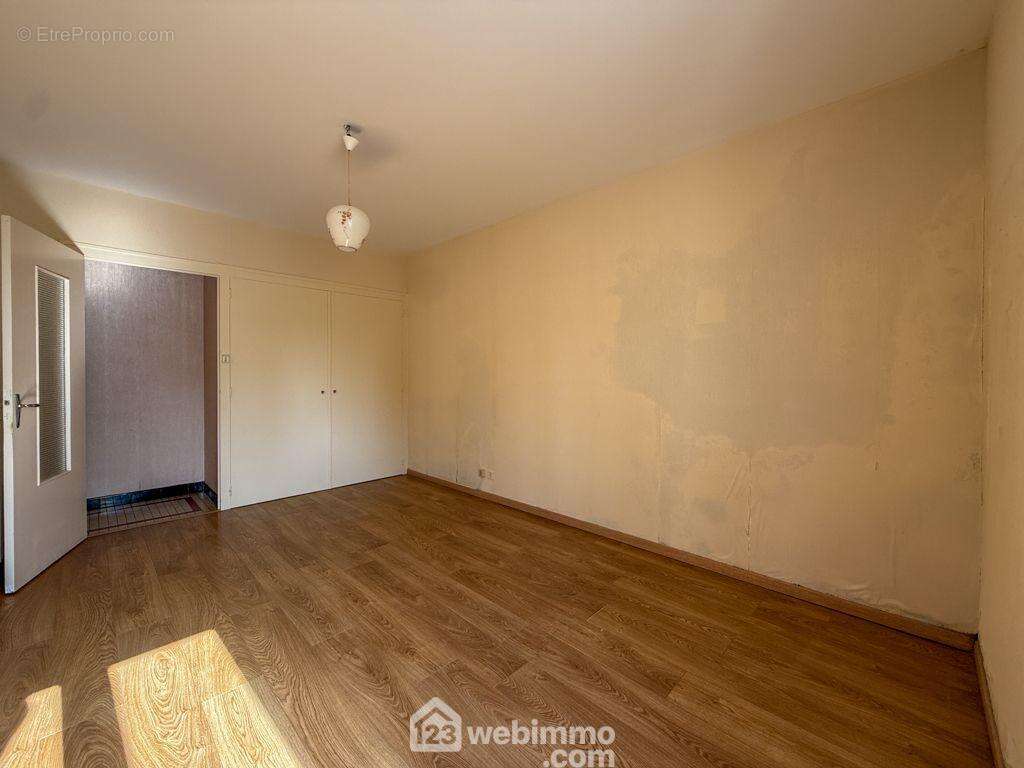 une chambre de 15 m², - Maison à POUZAUGES
